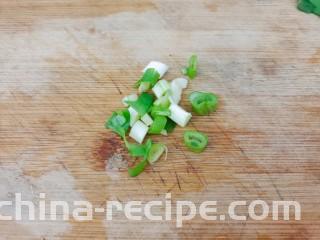 麻酱菠菜,葱切末