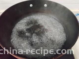 麻酱菠菜,锅中加入适量清水煮开，加入1小勺盐和几滴食用油