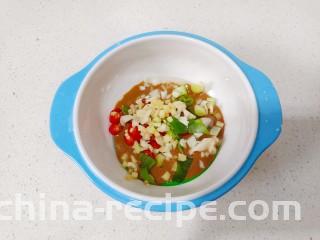 麻酱菠菜,碗中加入葱，姜，辣椒圈和芝麻酱