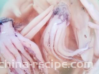 卤味全家福,准备卤制的食材用清水浸泡清洗干净，我准备了鸭头、鸭翅、鸭爪、鸡爪、猪蹄、鱿鱼须等肉类食材