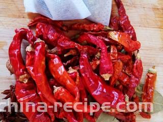 卤味全家福,有八角，桂皮，香叶，草果，肉蔻，干辣椒，花椒，小茴香还有现成的老卤料一包。花椒和小茴香颗粒比较小。我把它们装在了调料袋里使用。