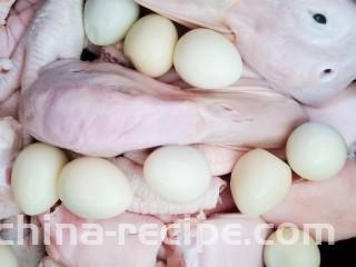 卤味全家福,腌制好的肉质食材用清水冲洗一下，均匀的摆放在盆子底部