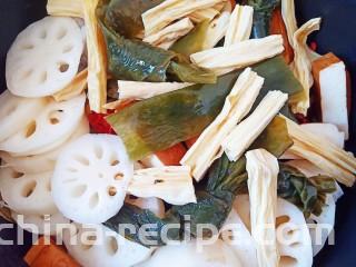 卤味全家福,最后将准备好的素菜铺在最上面，加入4勺料酒和适量清水按炖煮蹄豆键炖煮一小时。