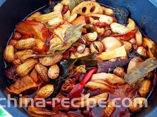 卤味全家福,炖好后可以直接食用,也可以放置4-8小时后食用味道更佳哦。