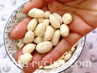 菠菜花生米,剥去外衣