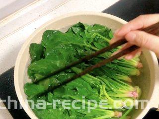 菠菜花生米,放菠菜焯水