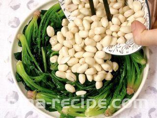 菠菜花生米,倒入花生米