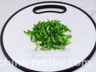 超过瘾好吃的酸辣银丝,青椒去籽后，洗净用刀切成细丝。