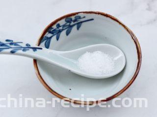 超过瘾好吃的酸辣银丝,现在先做调料汁，碗里先加入白糖。