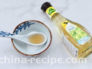 超过瘾好吃的酸辣银丝,加入冠利白葡萄酒醋。