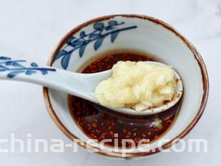 超过瘾好吃的酸辣银丝,大蒜去皮后捣成泥状，放入调料碗里。