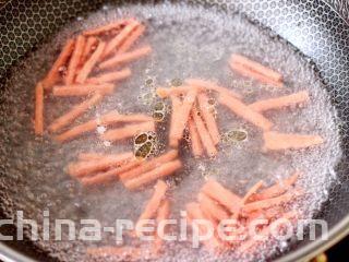 超过瘾好吃的酸辣银丝,锅中倒入适量清水煮沸，放入火腿丝焯软捞出沥干水分。