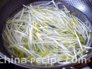 超过瘾好吃的酸辣银丝,最后把绿豆芽也焯熟捞出沥干水分。