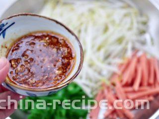 超过瘾好吃的酸辣银丝,上面浇上调制好的调料汁。