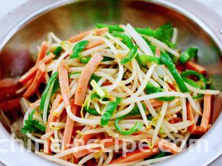 超过瘾好吃的酸辣银丝,把所有的食材混合搅拌均匀即可。