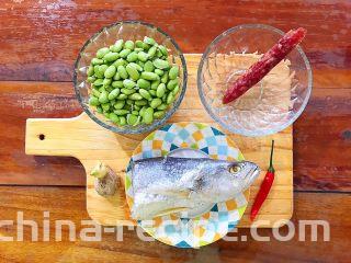 毛豆腊肠蒸白鲞(一道菜满足两个愿望)
,首先我们准备好所有食材!
腊肠选上等的瘦肉肠比较好!
白鲞的话鱼身鱼尾鱼头都可以,芽芽前几天吃了一半,所以今天只有这一半了!
毛豆的重量是指剥壳之后的重量!
