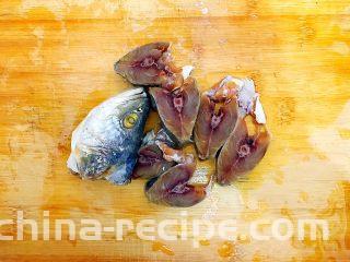 毛豆腊肠蒸白鲞(一道菜满足两个愿望)
,如图所示,将白鲞切成厚薄均匀的小段!