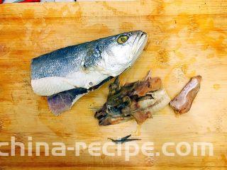 毛豆腊肠蒸白鲞(一道菜满足两个愿望)
,白鲞挖去内脏,鱼鳃,剪去鱼鳍,刮去鱼鳞,清洗干净!
