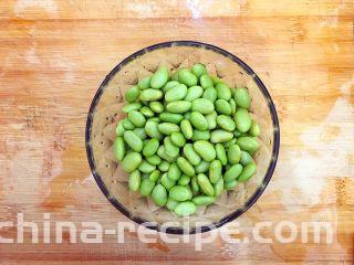 毛豆腊肠蒸白鲞(一道菜满足两个愿望)
,这个时候我们来处理毛豆!
把毛豆清洗干净之后沥干水分,备用!