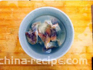 毛豆腊肠蒸白鲞(一道菜满足两个愿望)
,切好后的白鲞放入碗里,倒入温开水,浸泡20分钟!