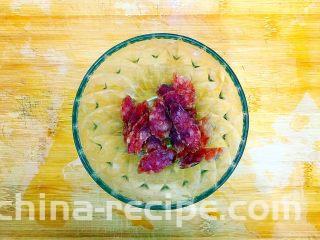 毛豆腊肠蒸白鲞(一道菜满足两个愿望)
,腊肠稍微清洗一下,如图所示,斜着切成薄片,备用!