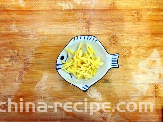 毛豆腊肠蒸白鲞(一道菜满足两个愿望)
,姜去皮洗净,切成丝,备用!