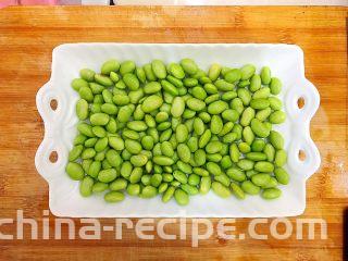 毛豆腊肠蒸白鲞(一道菜满足两个愿望)
,取一个合适的盘子,把毛豆均匀铺在盘子里!