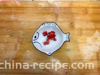 毛豆腊肠蒸白鲞(一道菜满足两个愿望)
,小红辣椒洗净,如图所示切碎,备用!