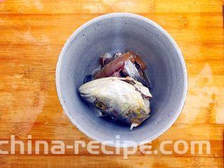 毛豆腊肠蒸白鲞(一道菜满足两个愿望)
,这时候白鲞也浸泡好了,捞出来,沥干水分!