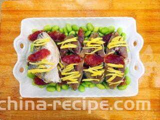 毛豆腊肠蒸白鲞(一道菜满足两个愿望)
,再在每块白鲞上均匀铺上姜丝,鱼头里面也塞一点!