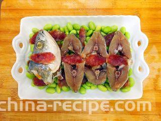 毛豆腊肠蒸白鲞(一道菜满足两个愿望)
,把白鲞如图所示,铺上去!