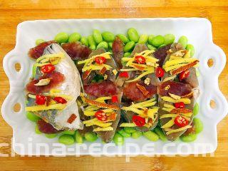 毛豆腊肠蒸白鲞(一道菜满足两个愿望)
,如果你家里有陈皮,那就再撒一点上去,没有就算了!
芽芽刚好手头上有一点,就撒上去了!