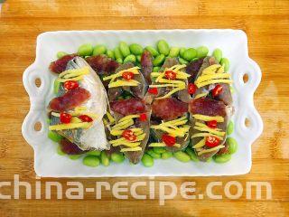 毛豆腊肠蒸白鲞(一道菜满足两个愿望)
,再在每块白鲞上放上小红辣椒!