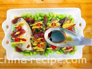 毛豆腊肠蒸白鲞(一道菜满足两个愿望)
,倒一小勺生抽,注意,不是做红烧菜的酱油,而是可以做凉拌菜的生抽,或者美极鲜也可以,沿着盘子的边,均匀淋在毛豆上!
切记,一点点生抽就可以了,因为白鲞本身就是咸的,放多了的话回头太咸就麻烦了!