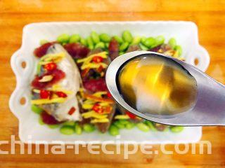 毛豆腊肠蒸白鲞(一道菜满足两个愿望)
,在白鲞块上撒上三勺料酒!