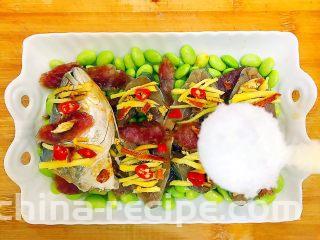 毛豆腊肠蒸白鲞(一道菜满足两个愿望)
,取一小勺白糖,均匀撒在白鲞块上!