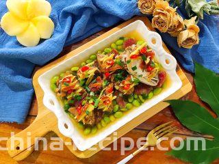 毛豆腊肠蒸白鲞(一道菜满足两个愿望)
,20分钟之后,我们的这道香喷喷的又漂亮又好吃的毛豆腊肠蒸白鲞就做好了!
美美的摆拍一下,来!开吃吧!