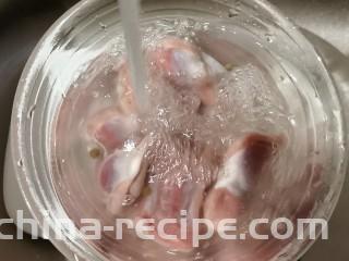 泡椒鸡胗,鸡胗充分清洗 去掉表面筋膜