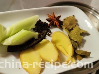 泡椒鸡胗,汤锅加入清水 放入准备好的香辛料