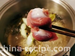 泡椒鸡胗,放入清洗干净的鸡胗