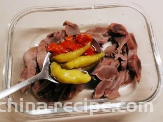 泡椒鸡胗,放入泡椒