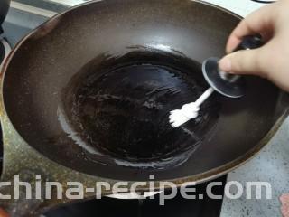 擂椒皮蛋,用油润一下锅