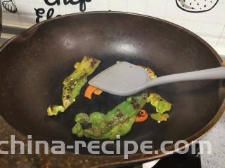 擂椒皮蛋,煎至变软