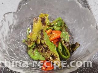 擂椒皮蛋,盛入碗里