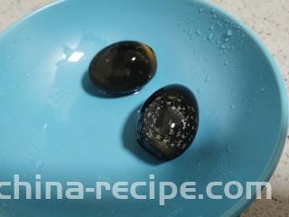 擂椒皮蛋,去壳