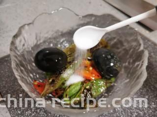 擂椒皮蛋,加入盐