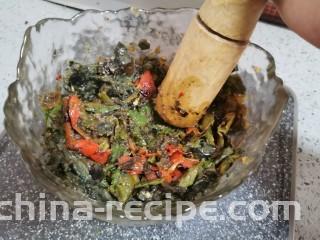 擂椒皮蛋,捣碎即可