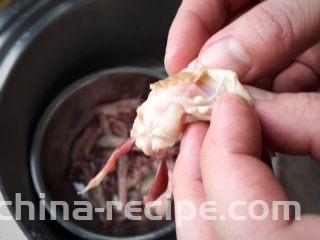 甜辣口秘制酱鸭舌,自己吃要去除多余皮质，位于鸭舌根部摸起来硬硬的东西，我称它为鸭舌的角质