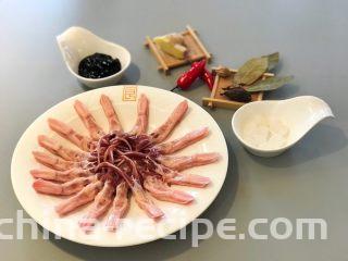甜辣口秘制酱鸭舌,准备好配料，甜面酱，生姜，复合香料（香味，八角，大料等）冰糖