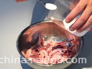甜辣口秘制酱鸭舌,加盐反复揉搓，此步骤是为了祛除鸭舌表面粘液，使得鸭舌更为清爽。时间大概搓一两分钟即可